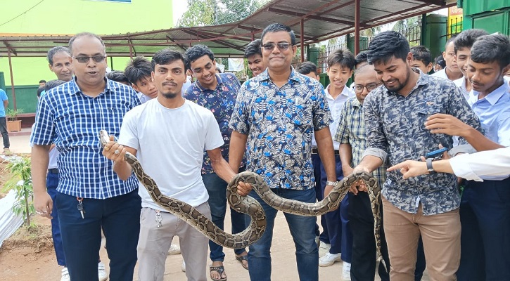 বিদ্যালয়ের পাশে ওত পেতে ছিল  অজগর